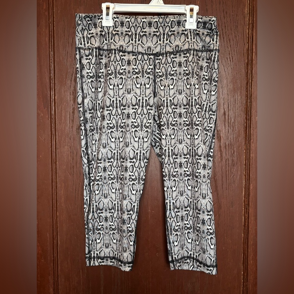 90 Degree By Reflex Gray Cropped Snakeskin Leggings